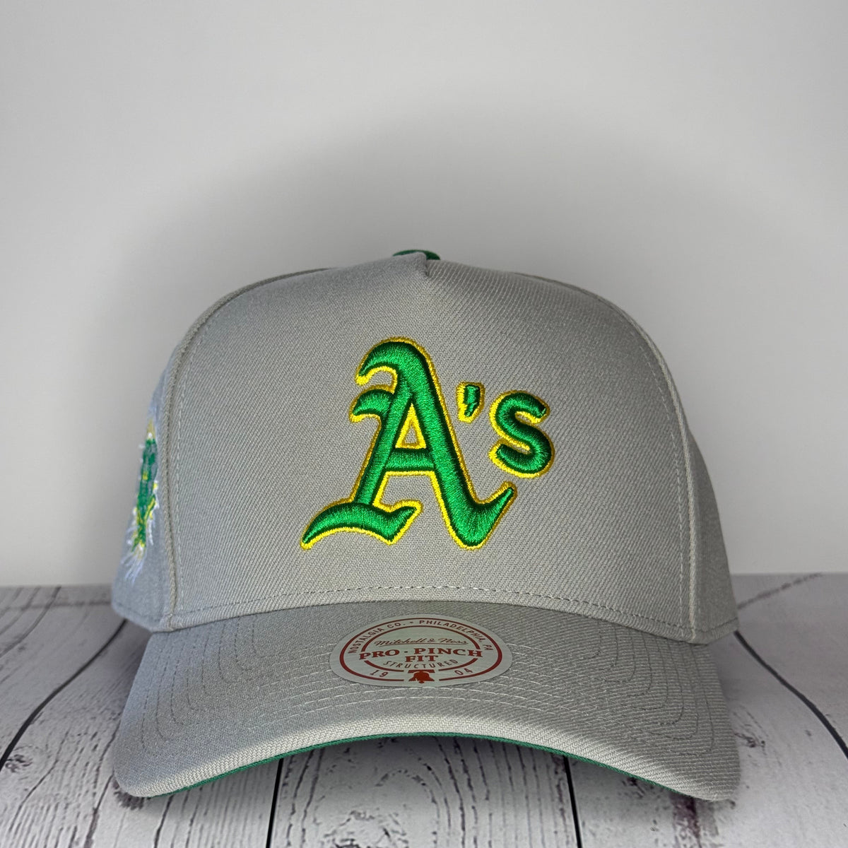 Mitchell & Ness Oakland Athletics Era Flip Heritage Series Pro Pinch Snapback Hat – Grey/Grey