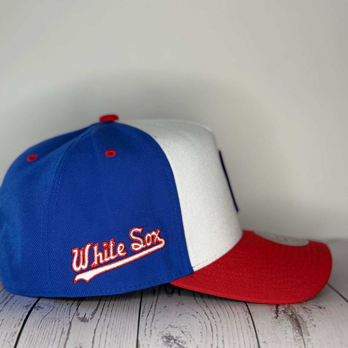 Mitchell & Ness Chicago White Sox Era Flip Heritage Series Pro Pinch Snapback Hat – White/Red