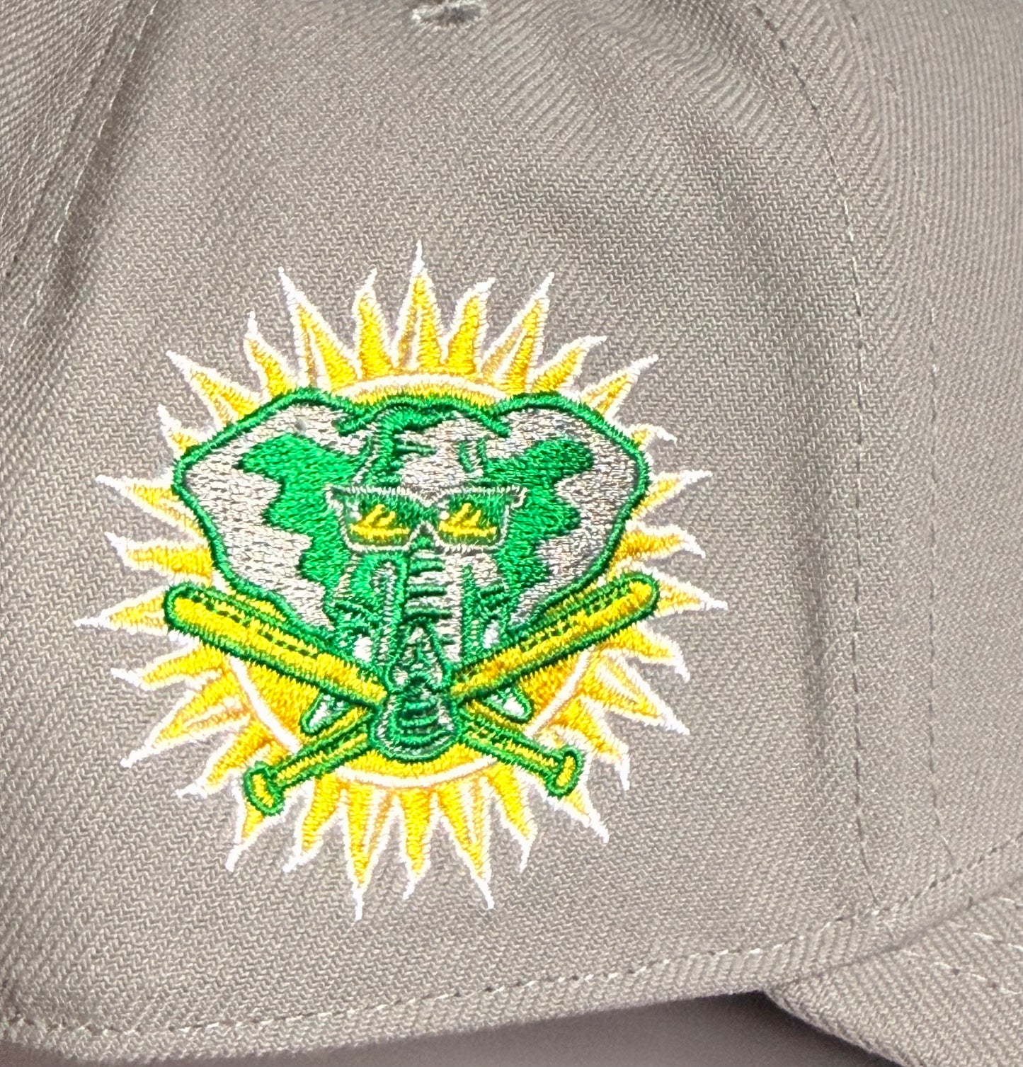 Mitchell & Ness Oakland Athletics Era Flip Heritage Series Pro Pinch Snapback Hat – Grey/Grey