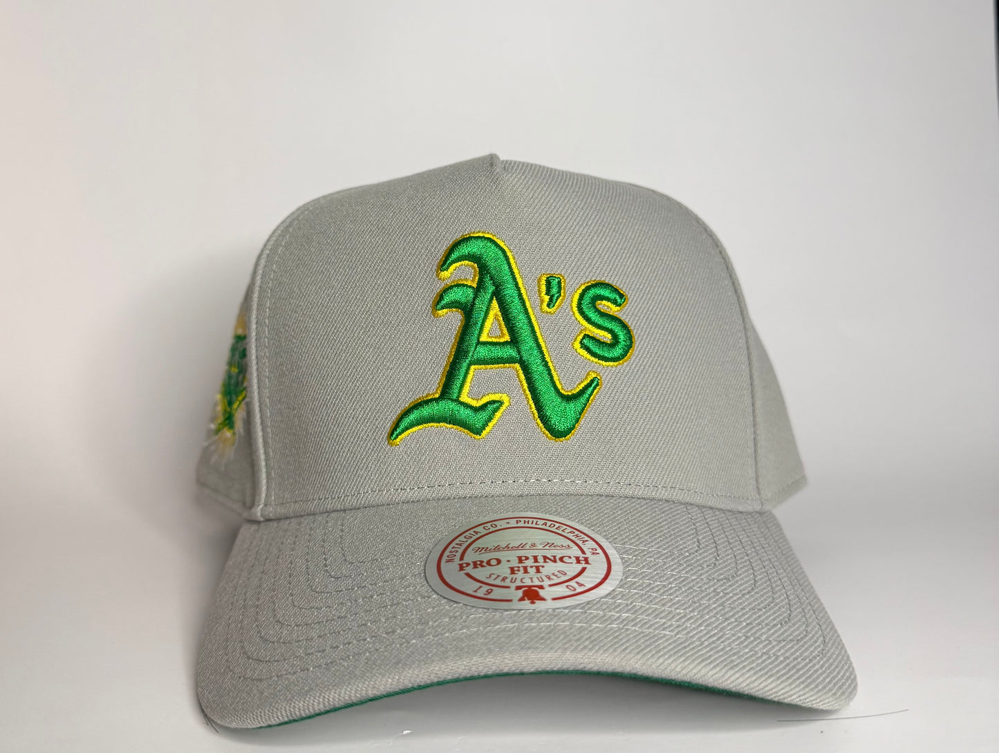 Mitchell & Ness Oakland Athletics Era Flip Heritage Series Pro Pinch Snapback Hat – Grey/Grey