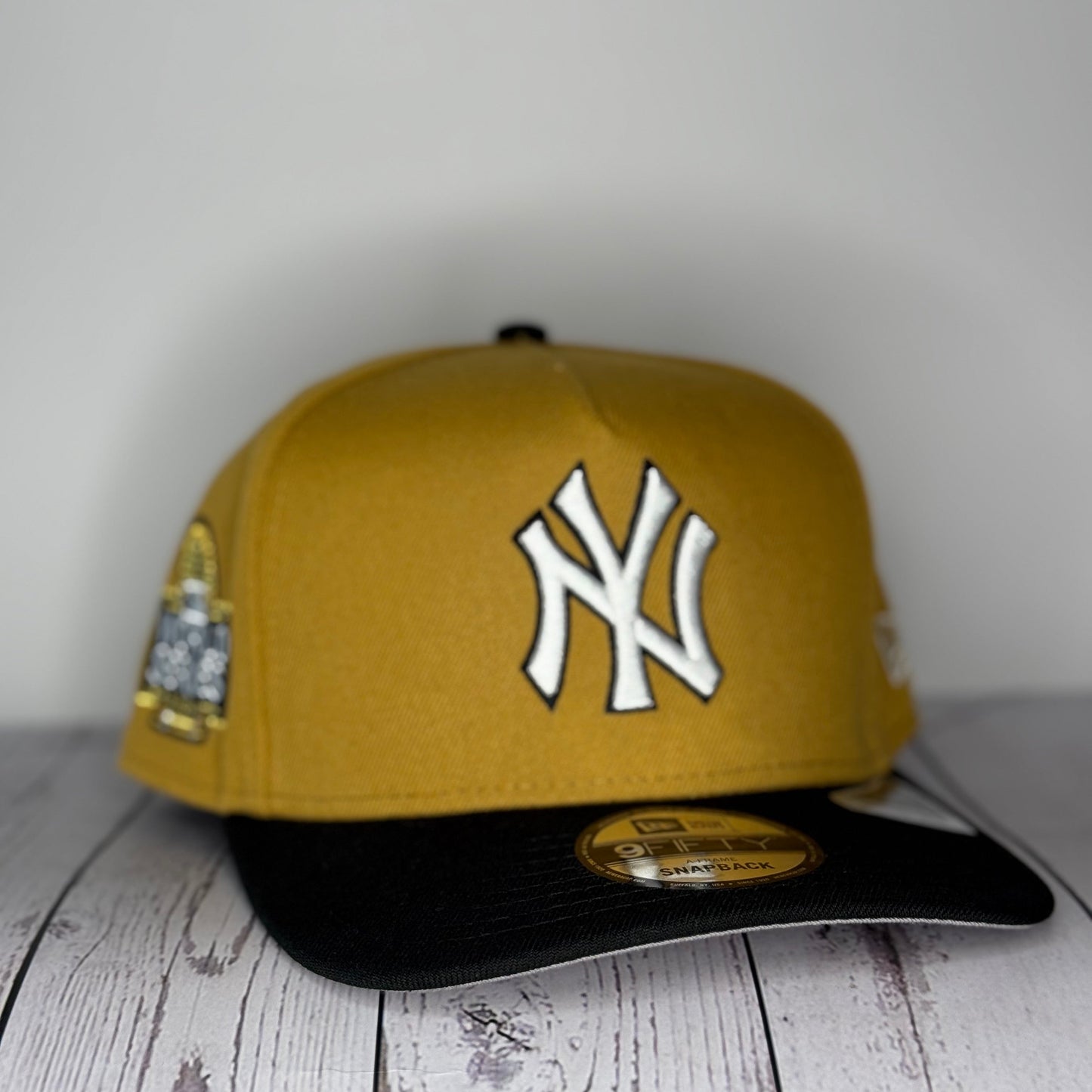 New Era 9FIFTY New York Yankees 2024 World Series Patch Snapback Hat – Khaki / Black
