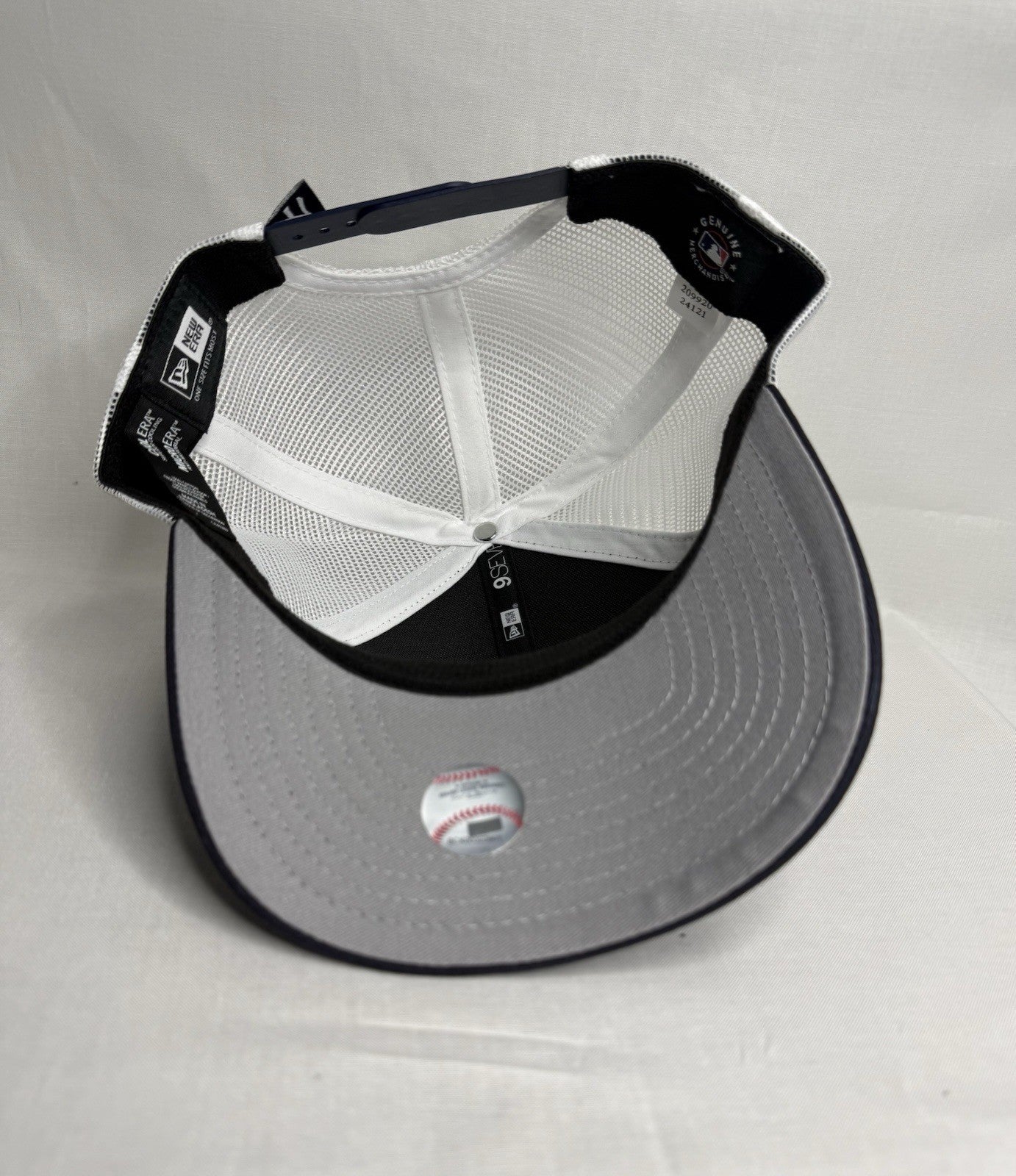 New Era 9SEVENTY New York Yankees Trucker Snapback Hat Navy White Mesh