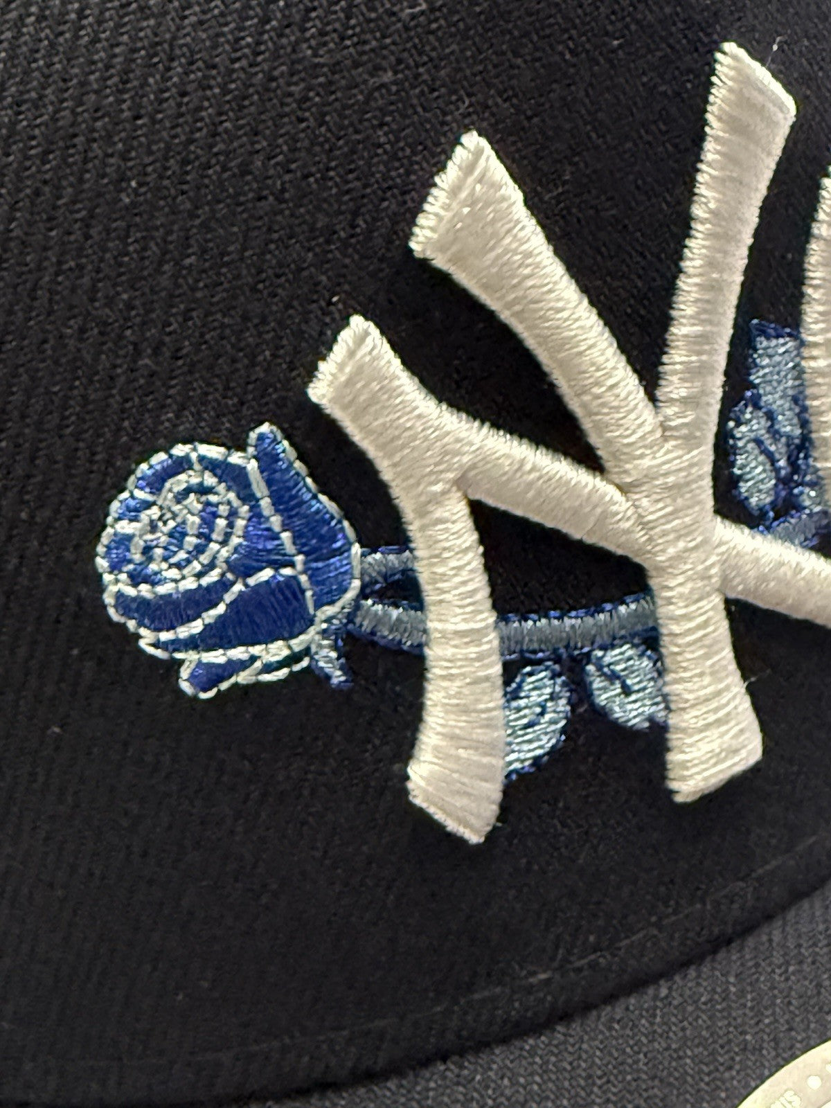 New Era 9FORTY A-Frame New York Yankees “Rose” 🌹 Light Blue UV Snapback – Navy