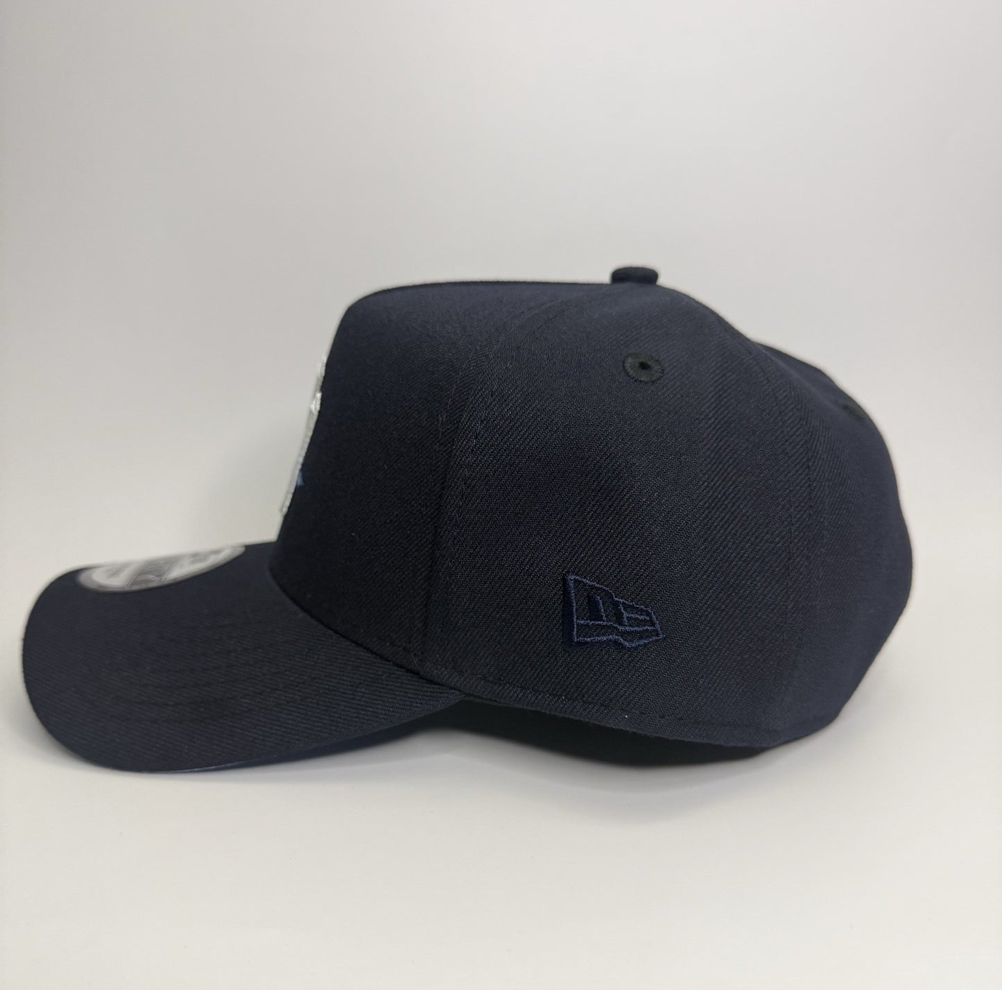 New Era 9FORTY A-Frame New York Yankees “Rose” 🌹 Light Blue UV Snapback – Navy