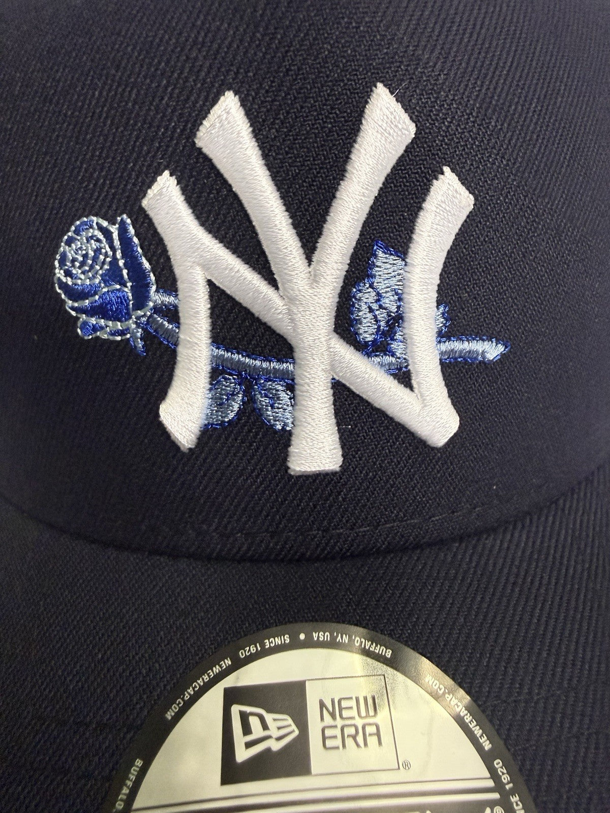 New Era 9FORTY A-Frame New York Yankees “Rose” 🌹 Light Blue UV Snapback – Navy