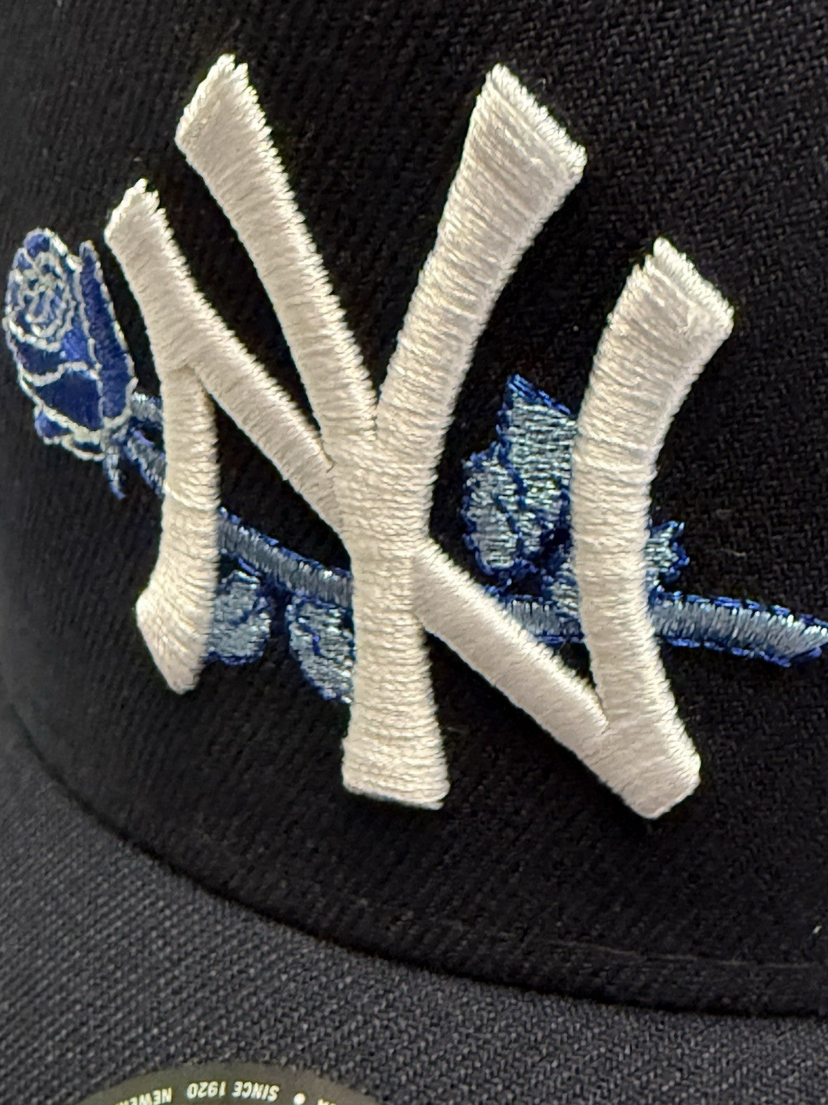New Era 9FORTY A-Frame New York Yankees “Rose” 🌹 Light Blue UV Snapback – Navy