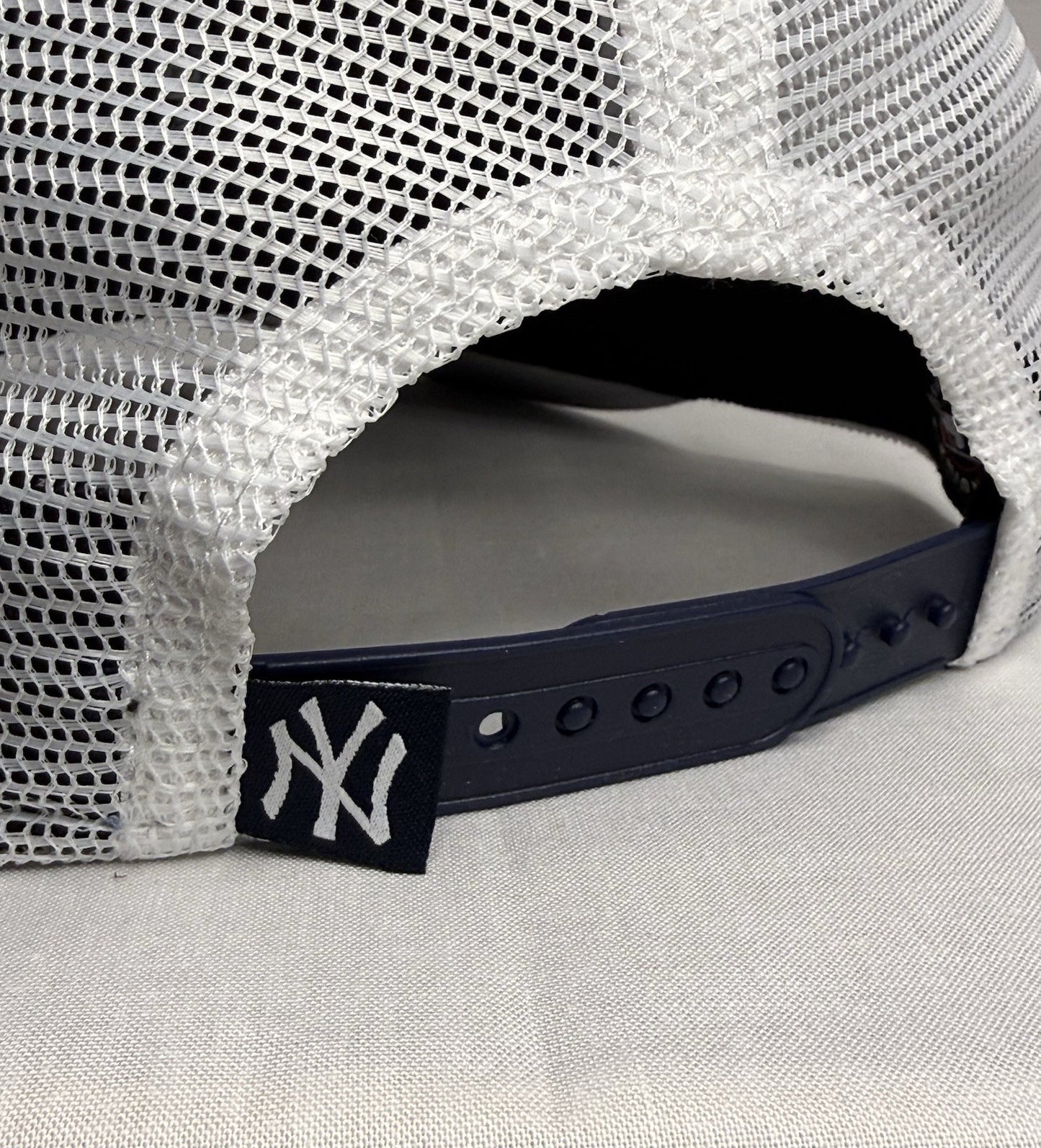 New Era 9SEVENTY New York Yankees Trucker Snapback Hat Navy White Mesh
