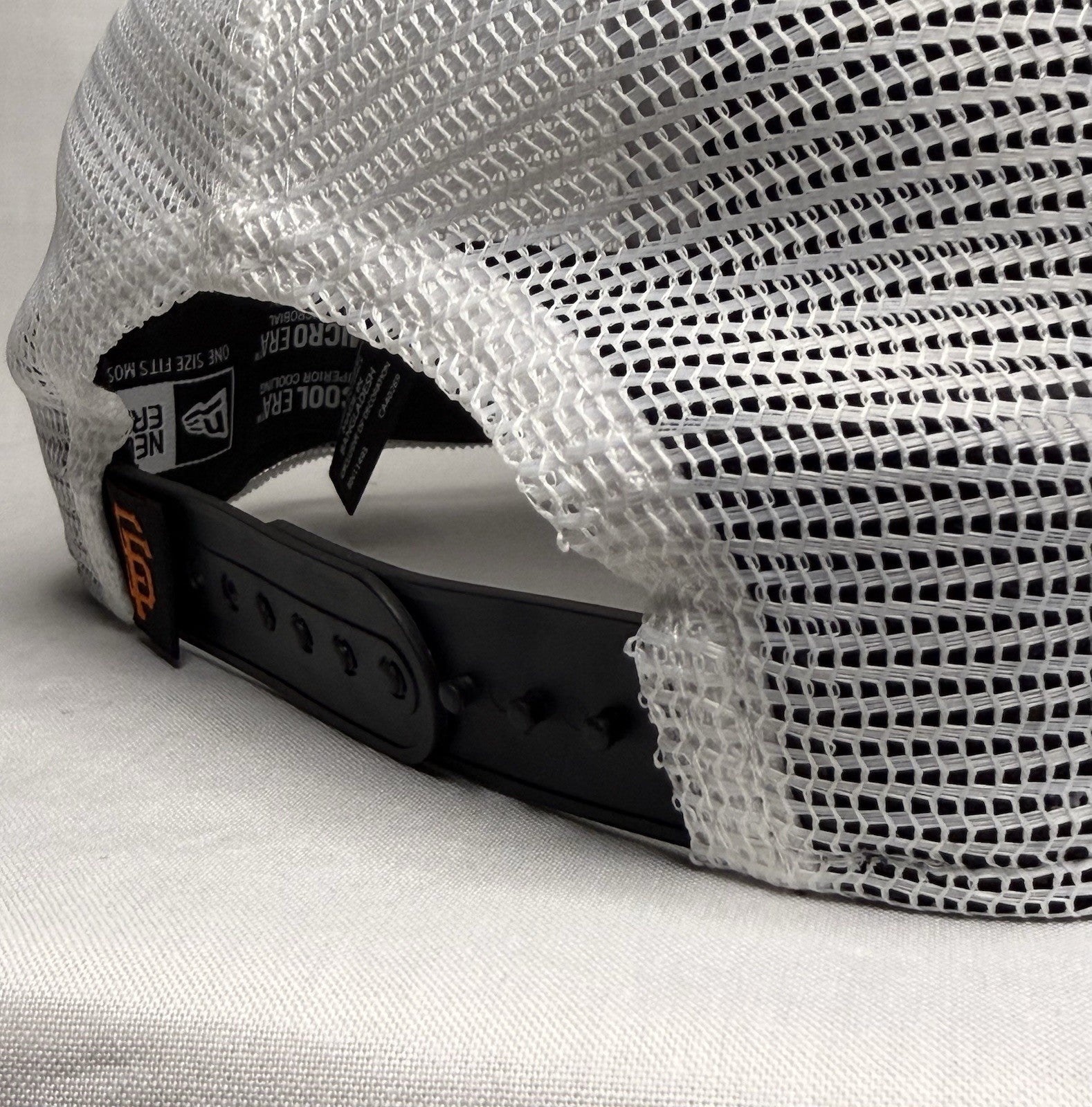 New Era 9SEVENTY San Francisco Giants Trucker Snapback Hat – Black / White Mesh