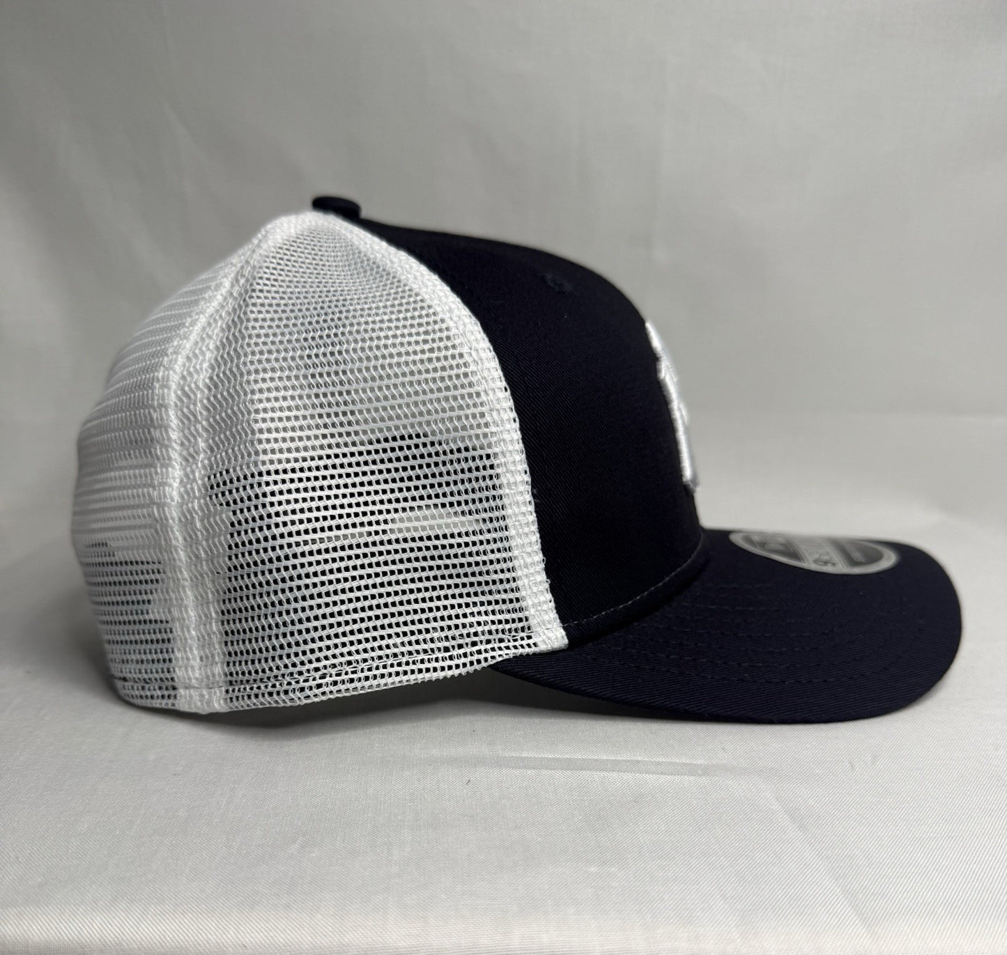 New Era 9SEVENTY New York Yankees Trucker Snapback Hat Navy White Mesh