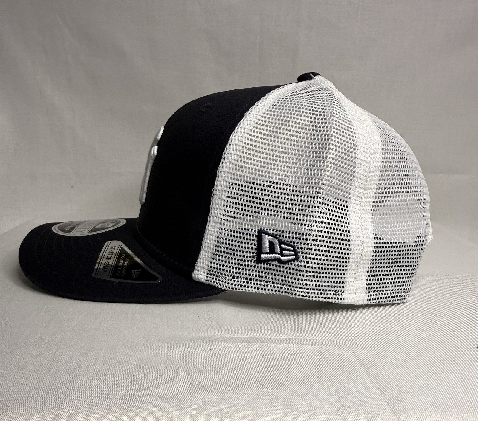 New Era 9SEVENTY New York Yankees Trucker Snapback Hat Navy White Mesh