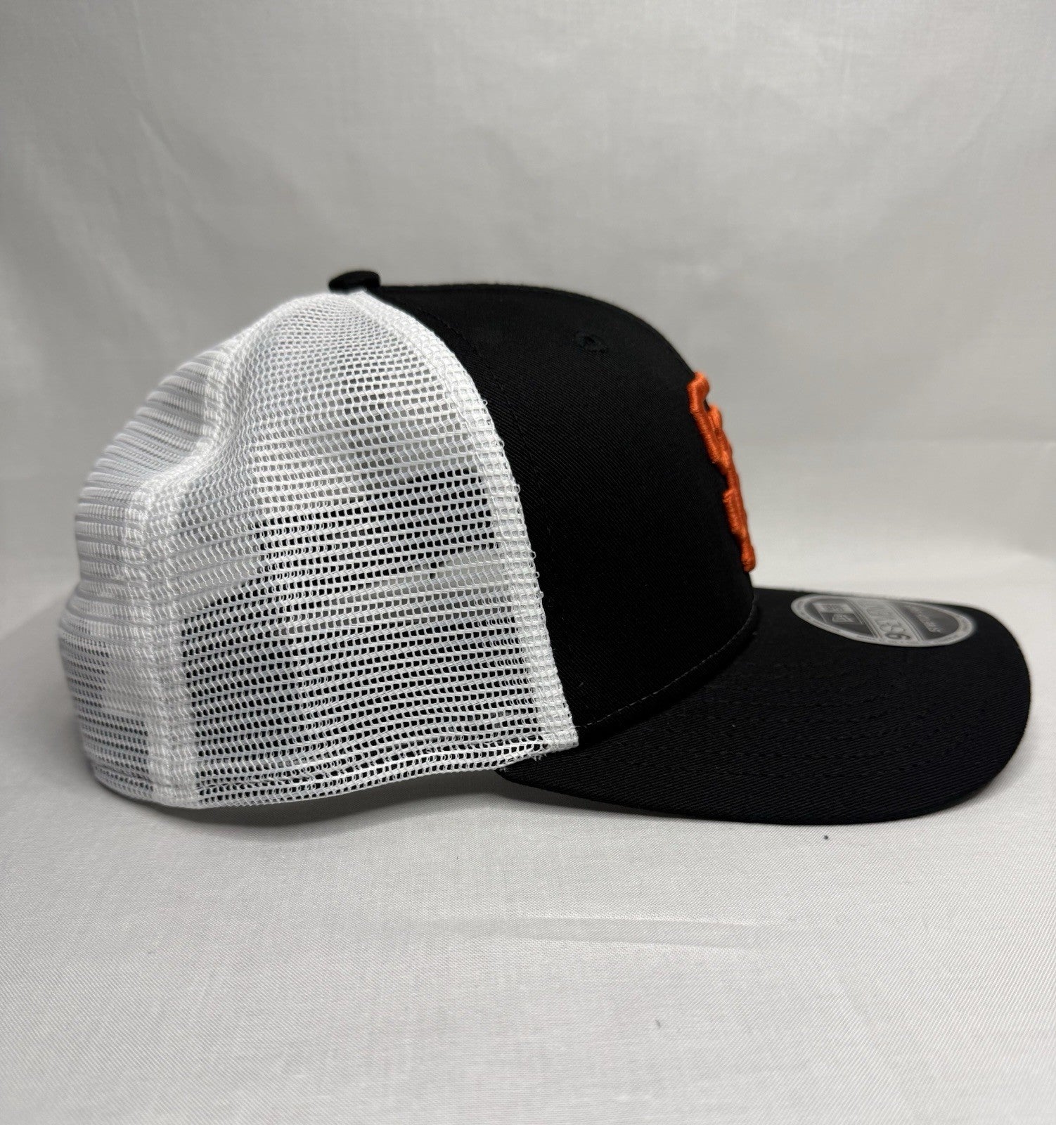 New Era 9SEVENTY San Francisco Giants Trucker Snapback Hat – Black / White Mesh