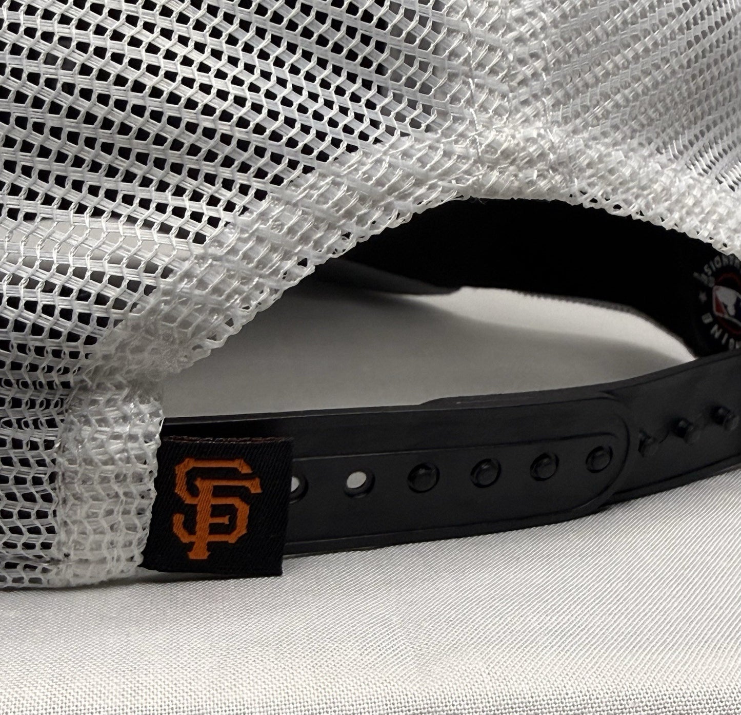 New Era 9SEVENTY San Francisco Giants Trucker Snapback Hat – Black / White Mesh