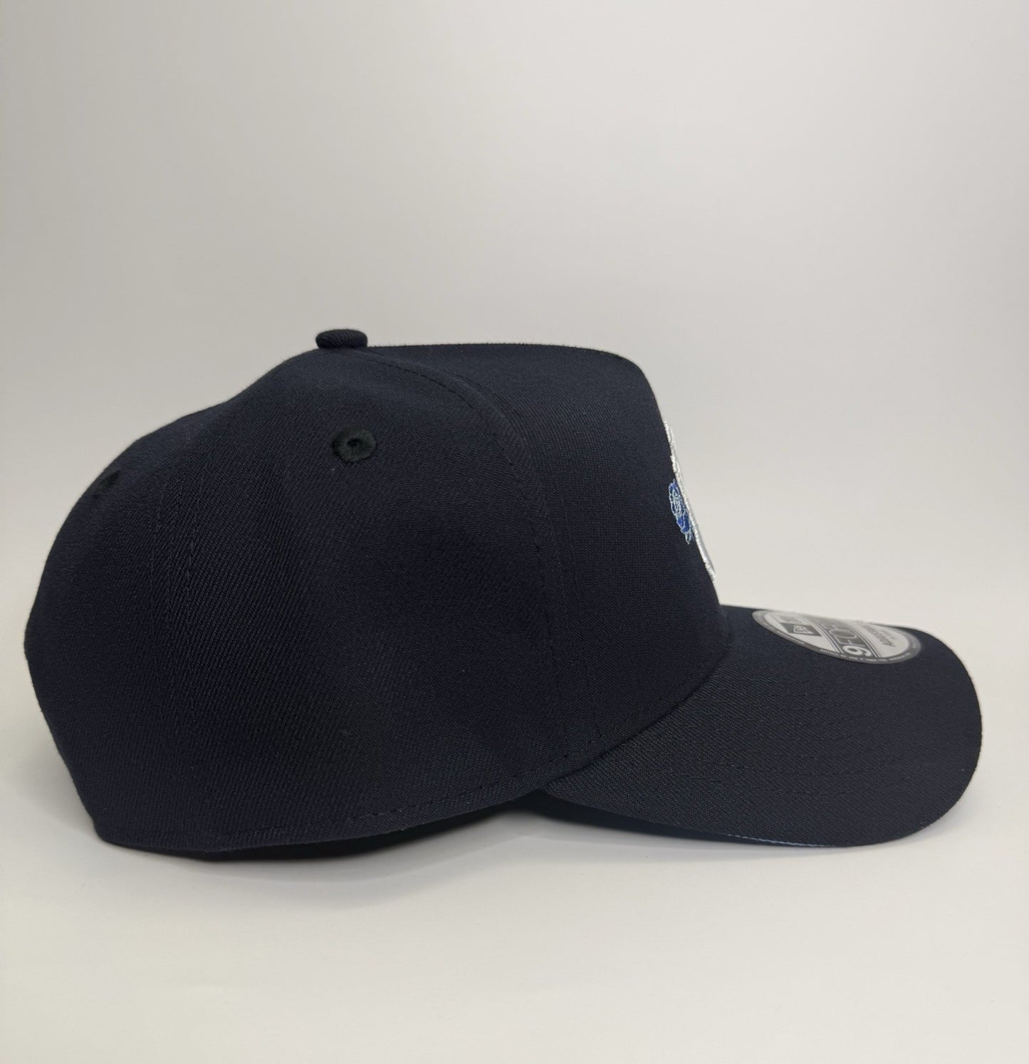 New Era 9FORTY A-Frame New York Yankees “Rose” 🌹 Light Blue UV Snapback – Navy