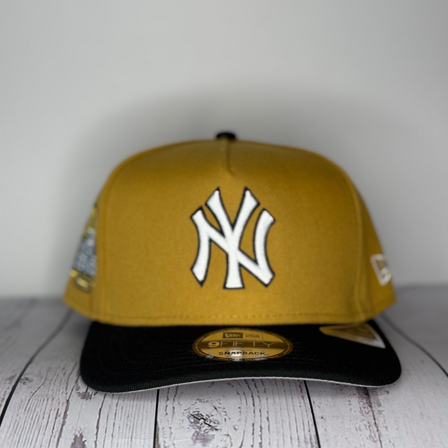 New Era 9FIFTY New York Yankees 2024 World Series Patch Snapback Hat – Khaki / Black