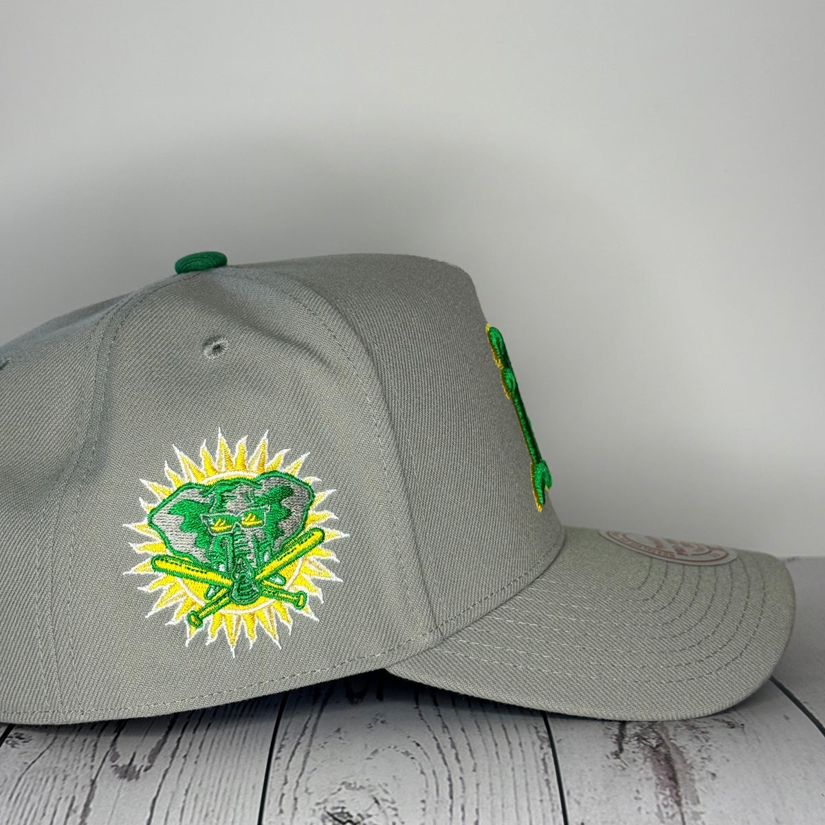 Mitchell & Ness Oakland Athletics Era Flip Heritage Series Pro Pinch Snapback Hat – Grey/Grey