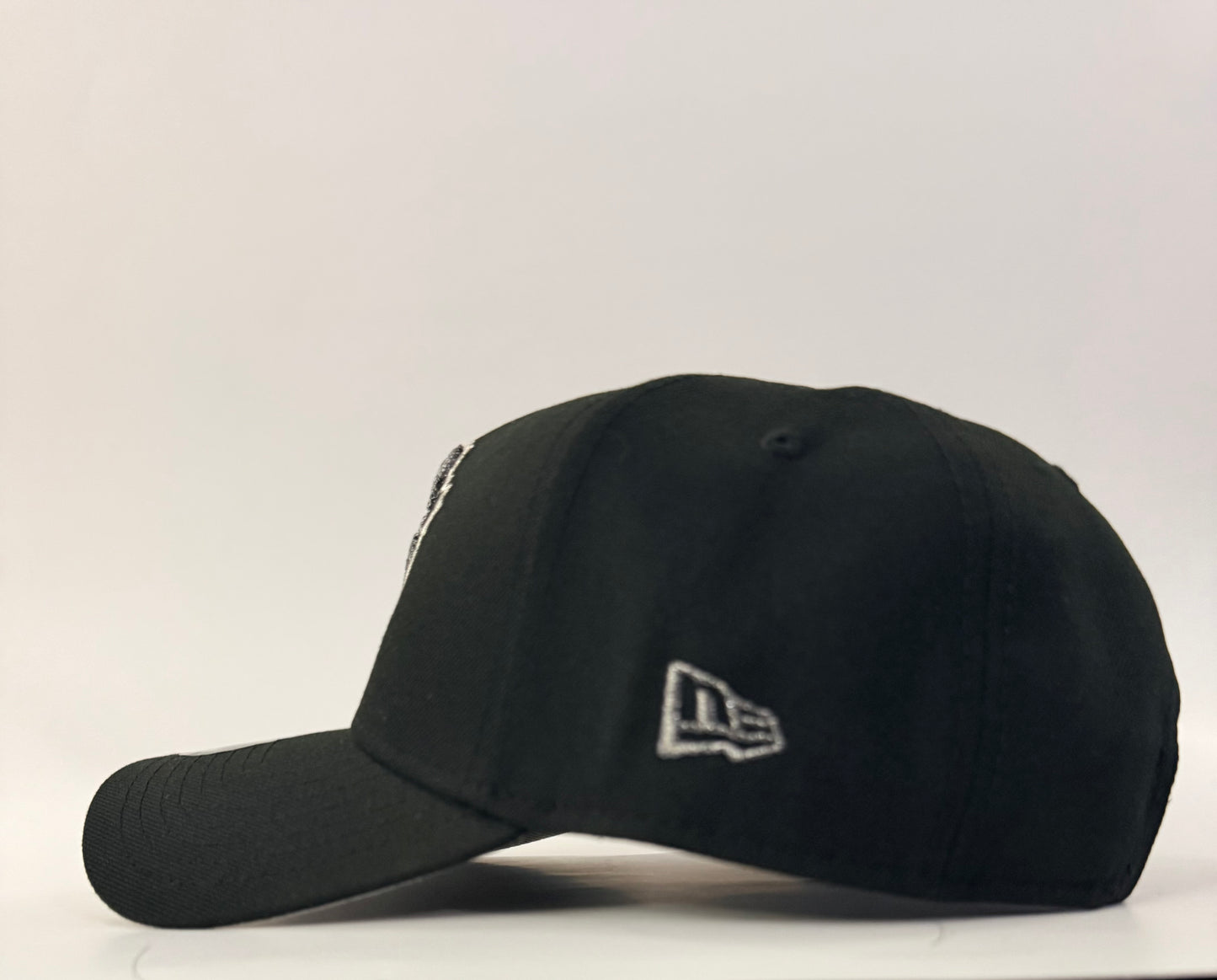 New Era 9FORTY Toronto Blue Jays Crown The City Liquid Titanium Adjustable Hat – Black/Black