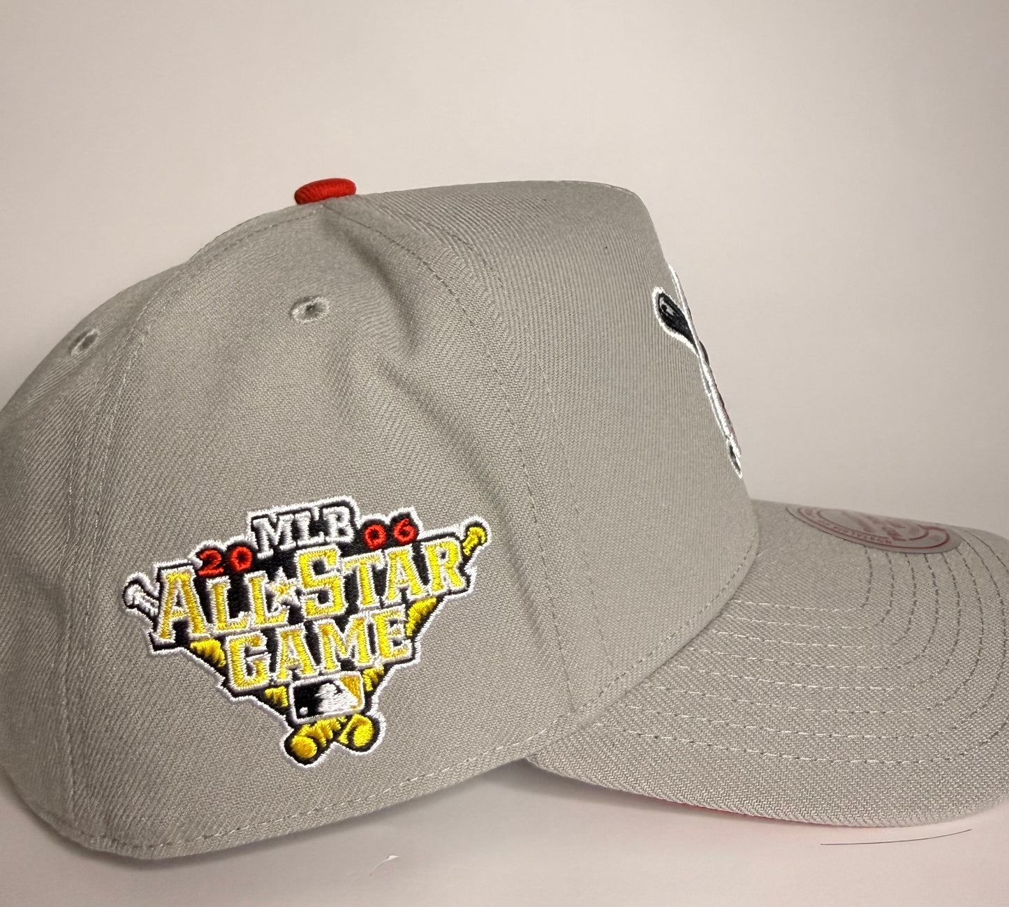 Mitchell & Ness Pittsburgh Pirates Era Flip Heritage Series Pro Pinch Snapback Hat – Grey/Grey