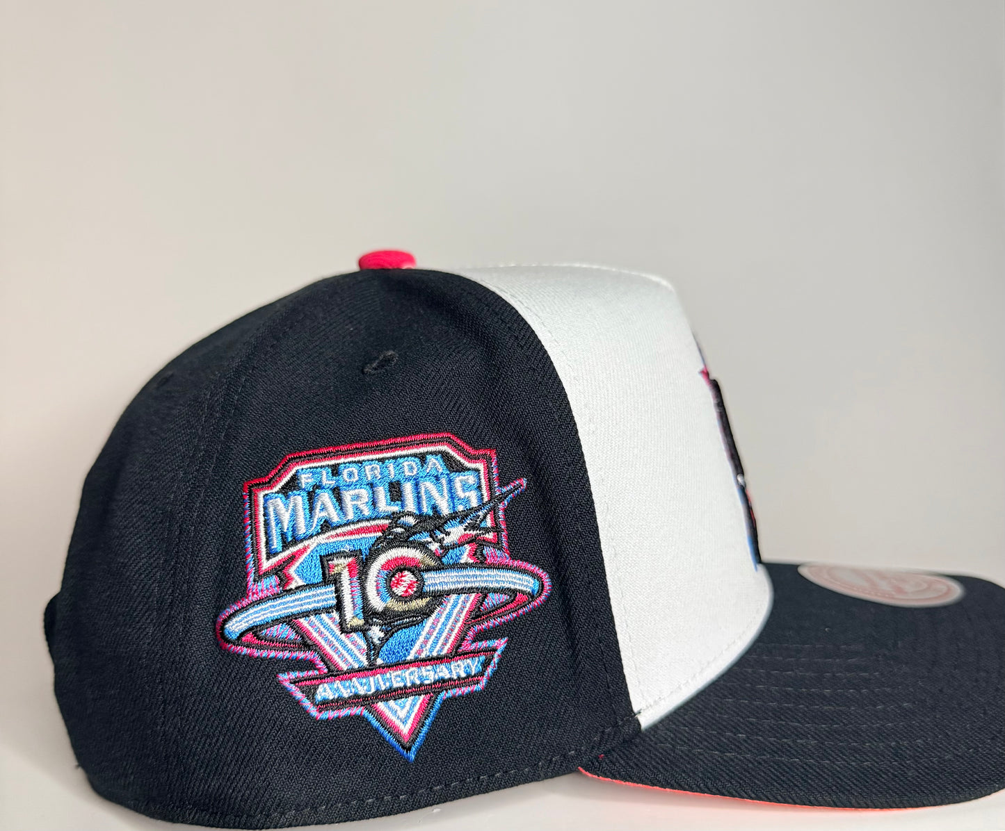 Mitchell & Ness Florida Marlins Era Flip Heritage Series Pro Pinch Snapback Hat – White/Black