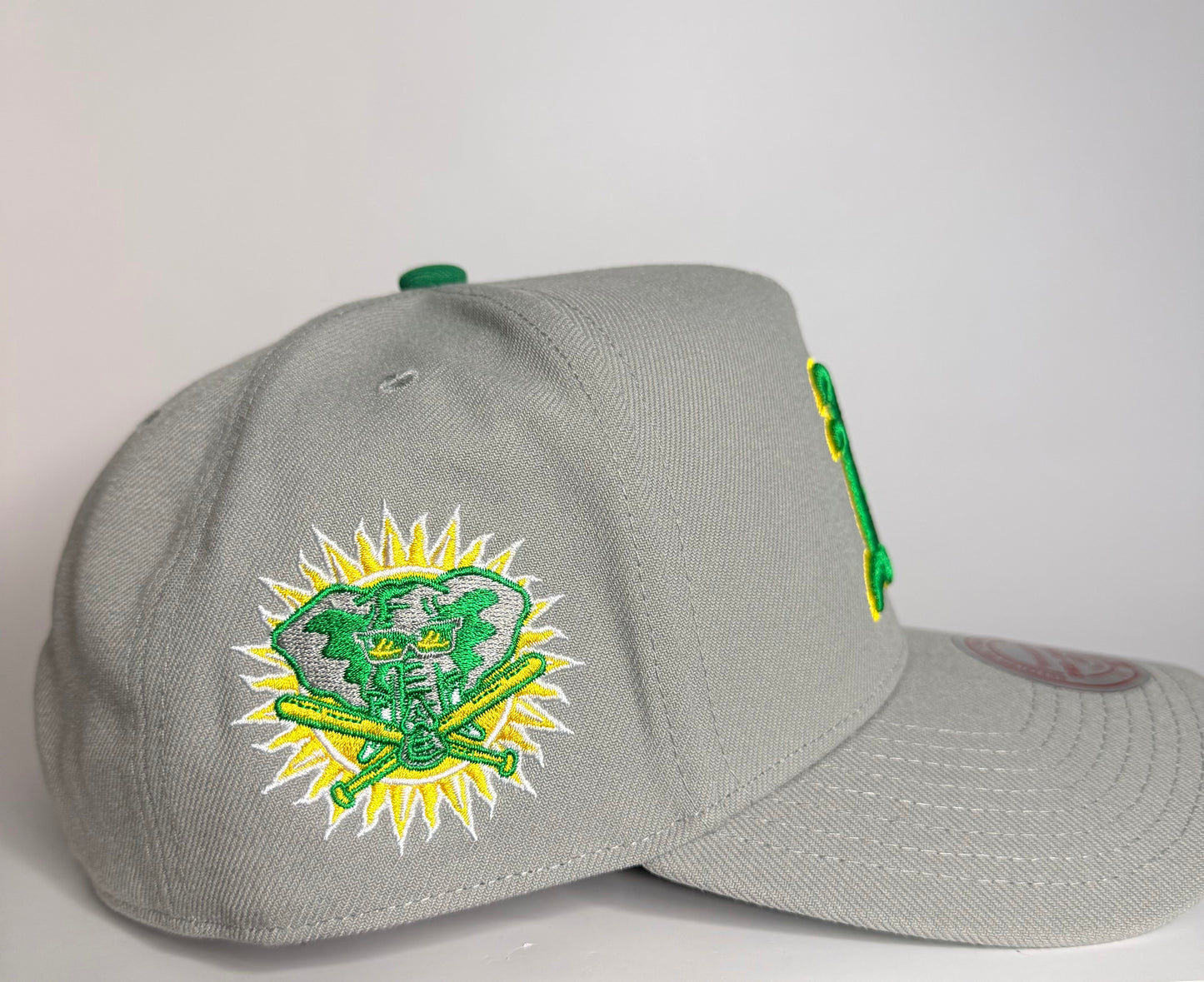 Mitchell & Ness Oakland Athletics Era Flip Heritage Series Pro Pinch Snapback Hat – Grey/Grey