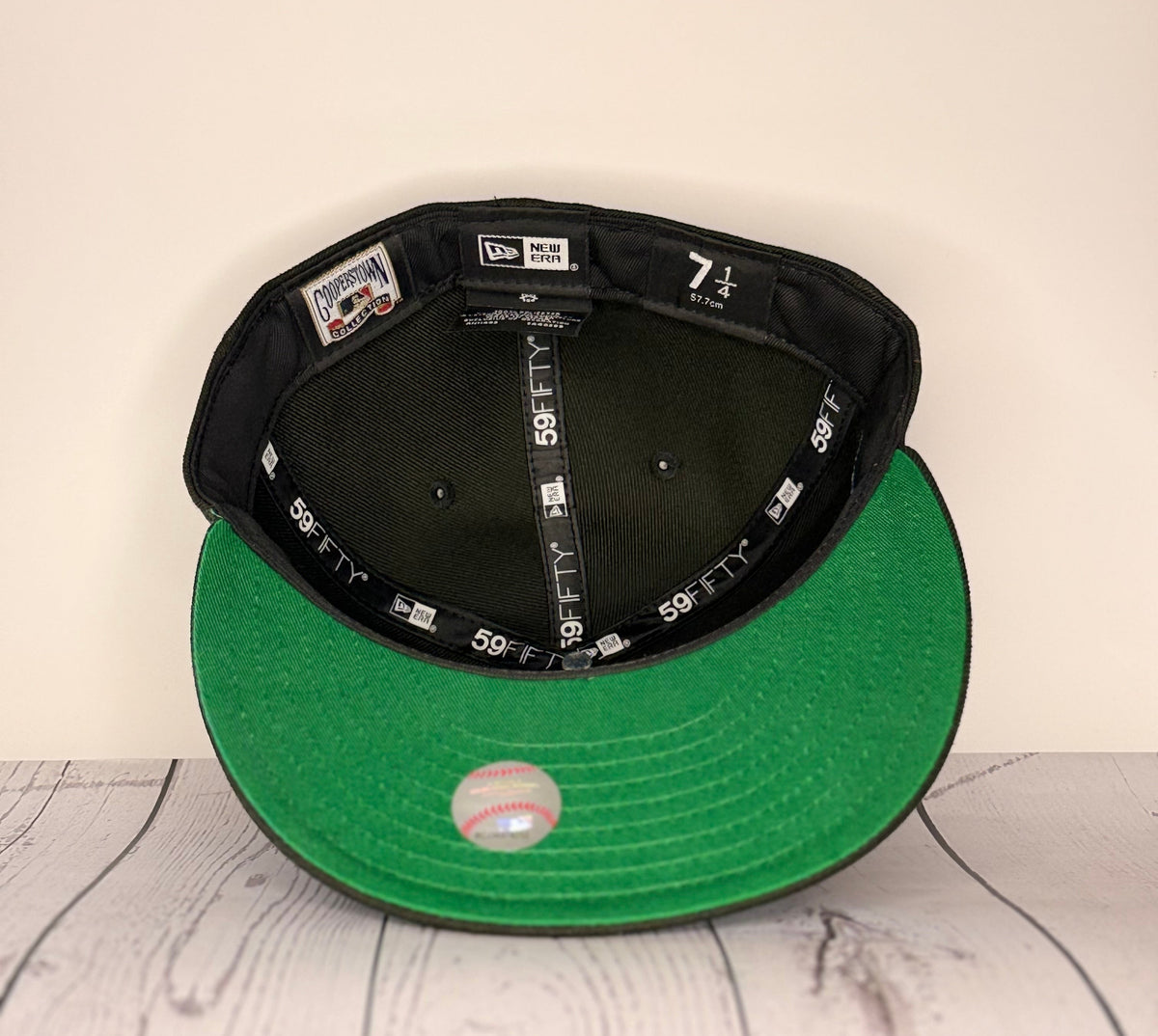 New Era 59FIFTY Black Dome Chicago Cubs Fitted Hat